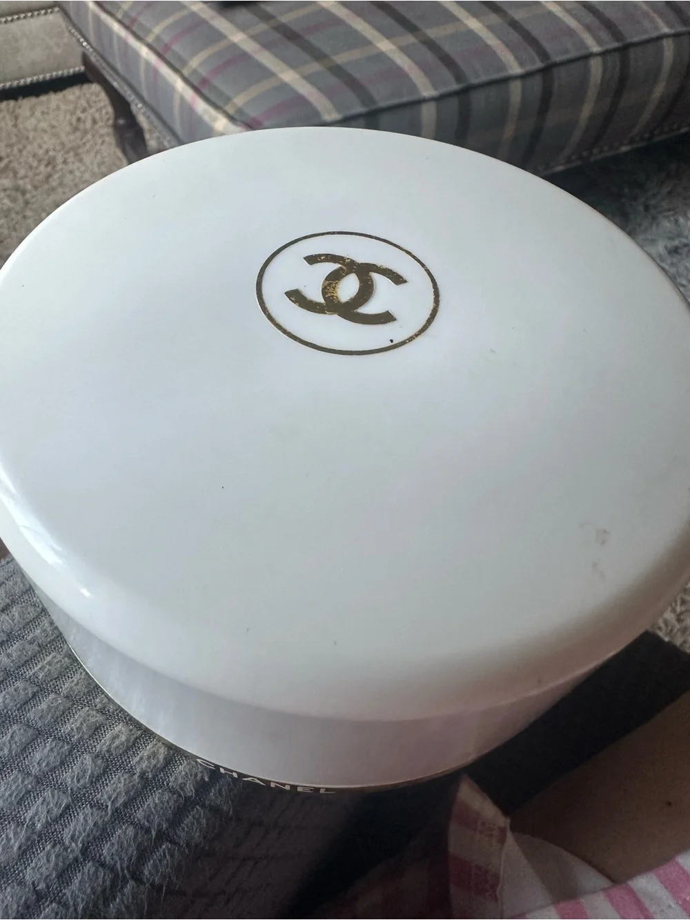 Vintage CHANEL Bath Powder Puff with Satin Pocket Insert - Picture 2 of 6